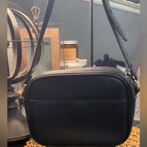 Kate & Alex Black leather crossbody bag w gold hardware #leather #crossbodybag